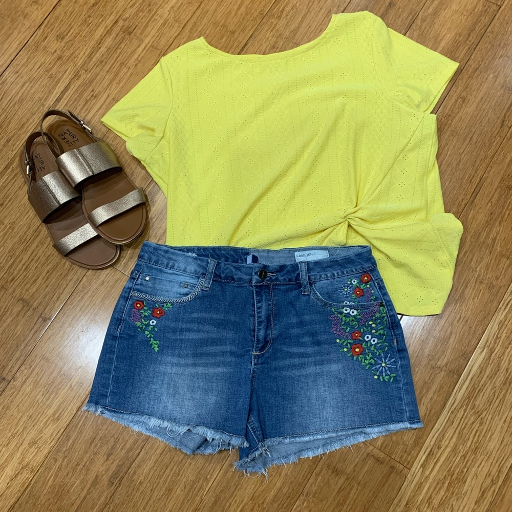 Adorable flower cut off shorts